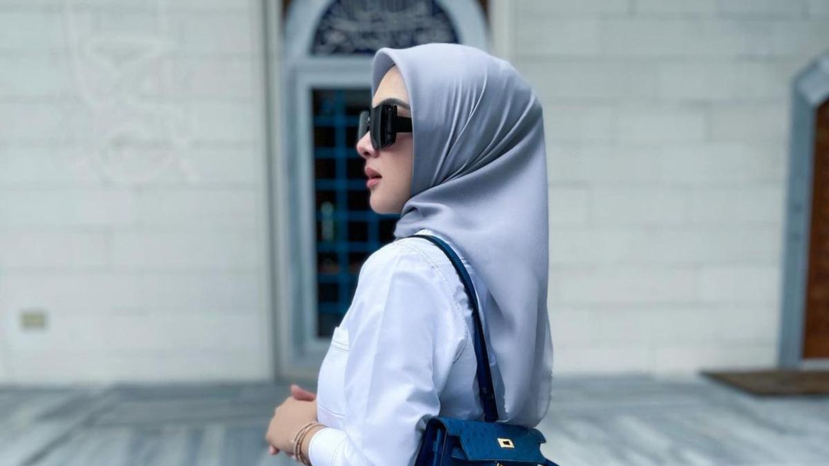 6 Potret Outfit Liburan Syahrini di Tokyo, Inspirasi Gaya Kekinian dan Stylish untuk Hijabers