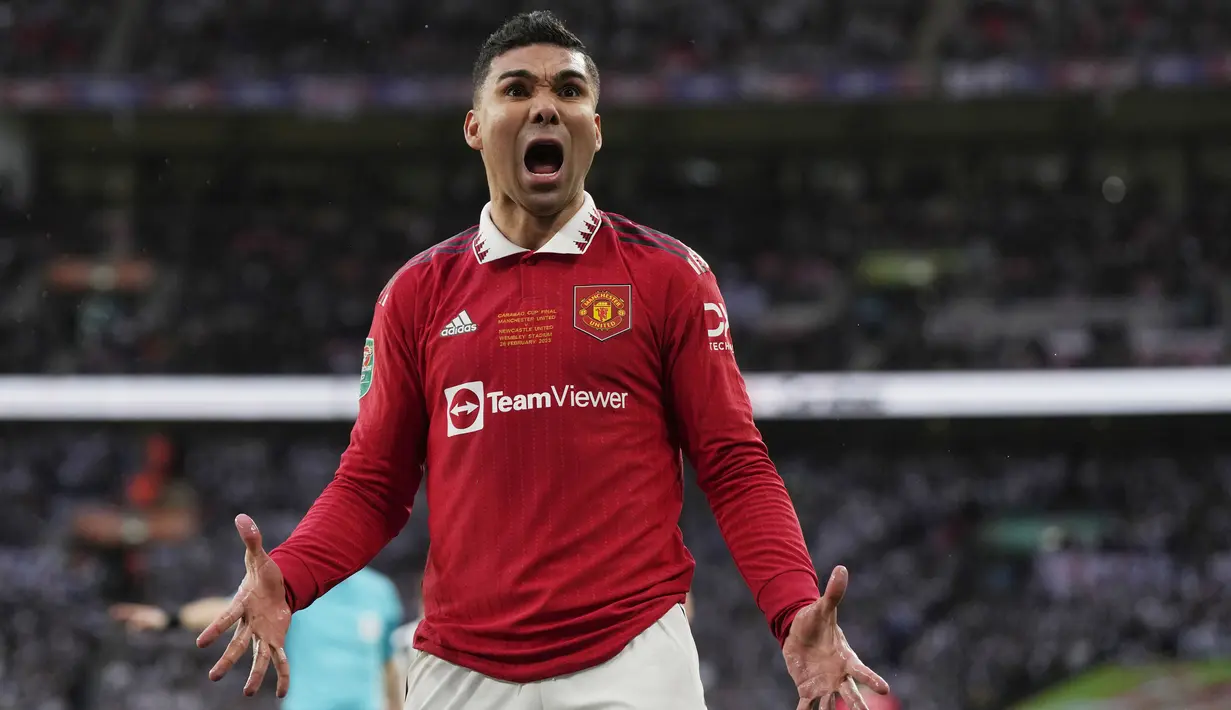 Reaksi gelandang Manchester United (MU) Casemiro saat parta final Carabao Cup 2022/2023  menghadapi  Newcastle United di Stadion Wembley, Senin dini hari WIB (27/2/2023). MU tampil tangguh untuk membekuk Newcastle dengan skor meyakinkan 2-0 dan menjadi juara Carabao Cup 2022-2023. (AP Photo/Scott Heppell)