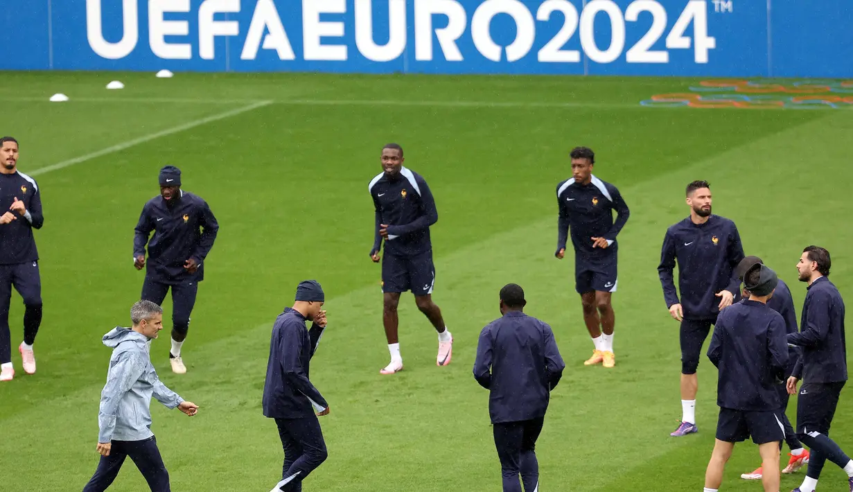 Di grup D Euro 2024, Prancis hanya mencatat satu kemenangan, dua kali seri dan hanya mencetak dua gol. (FRANCK FIFE/AFP)