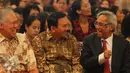 Gubernur DKI Jakarta, Basuki T Purnama (tengah) berbincang dengan politisi senior Sabam Sirait di Jakarta, Sabtu (15/10). Sejumlah tokoh nasional menghadiri acara Ulang Tahun ke-80 politisi senior Sabam Sirait. (Liputan6.com/Angga Yuniar)