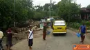 Citizen6, Tanah Karo: Jalan Raya Medan Tanah Karo di kilometer 24, 25 Desa Sugau, Pancur Batu, longsor. Kondisi ini dimanfaatkan sejumlah warga setempat turun mengatur lalu lintas, Sabtu (3/7). (Pengirim: Muhammad Ali)
