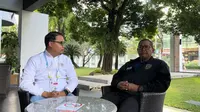 Wartawan Bola.com, Muhammad Adi Yaksa (kiri), berbincang secara eksklusif dengan Manajer Timnas Indonesia, Sumardji, di Thailand. (Bola.com/Muhammad Adi Yaksa)