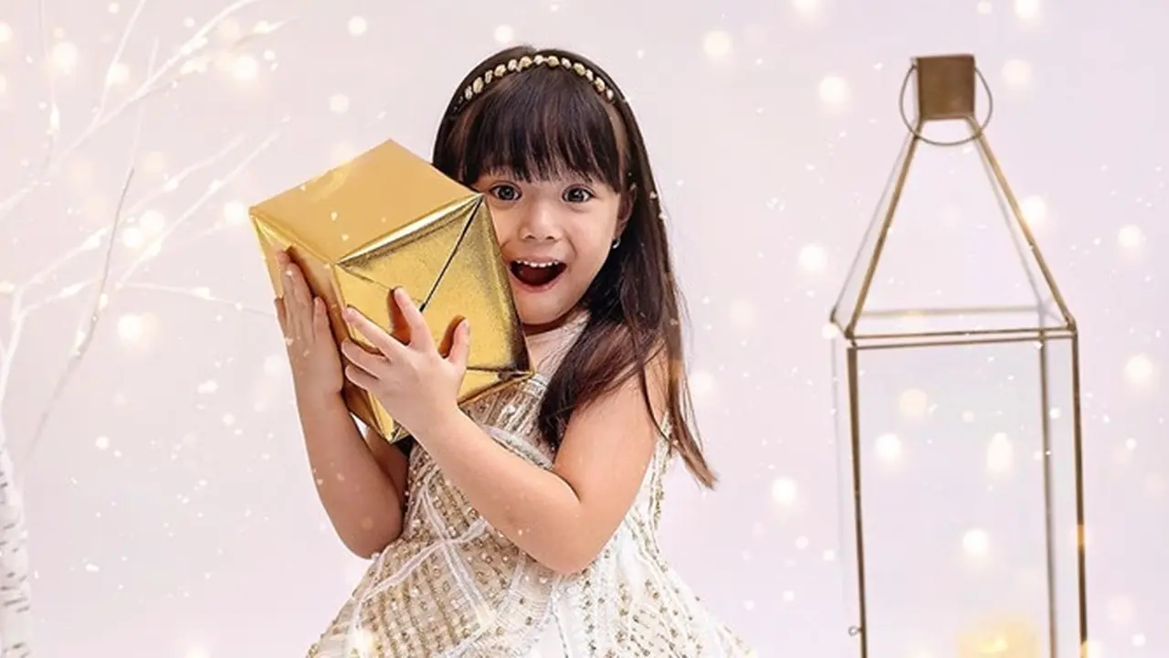6 Pemotretan Gempi Bertema Natal, Aksinya Lucu dan Bikin Gemas