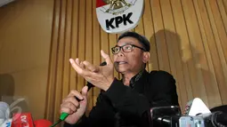 Johan mengatakan ada dua anggota DPRD Banten berinisial SMH dan TST yang terkena OTT, Jakarta, Selasa(1/12/2015). Selain itu, lanjut Johan, penyidik juga menangkap satu pimpinan perusahaan berinisial RT. (Liputan6.com/Helmi Afandi)
