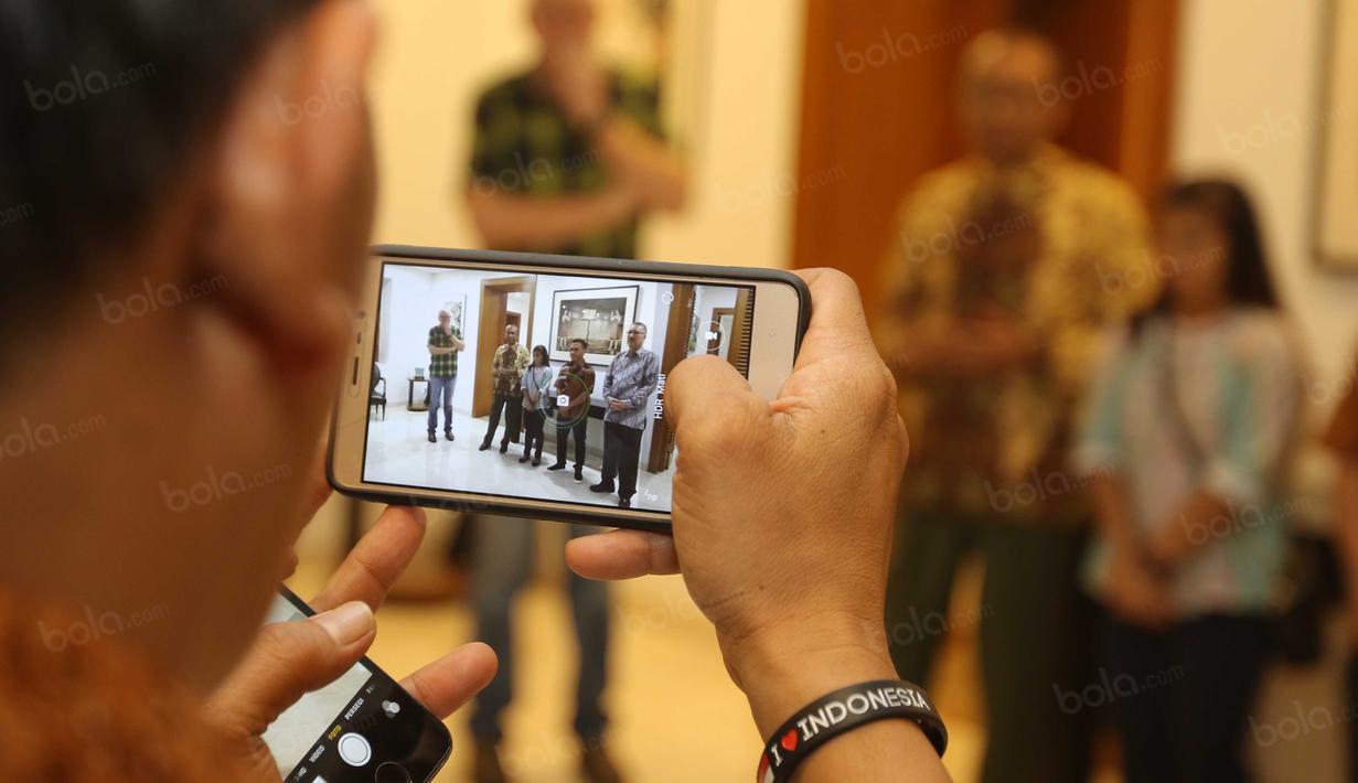 Pelatih angkat besi Indonesia, Dirja Wiharja memotret Eko Yuli dan Sri Wahyuni bersama Duta Besar Australia untuk Indonesia, Paul Grigson di Kediaman Kedutaan Australia, Jakarta (5/9/2016). (Bola.com/Nicklas Hanoatubun)