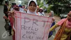 Aksi Pekerja Rumah Tangga (PRT) di depan Gedung Kementerian Pemberdayaan Perempuan, Jakarta, Senin (9/11). Mereka menuntut diakui sebagai pekerja yang dilindungi dan dipenuhi hak-haknya. (Liputan6.com/Faizal Fanani)