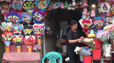 Penjual tengah menata bunga mawar di kawasan Rawa Belong, Jakarta, Senin (14/2/2022). Hari Valentine yang diperingati setiap 14 Februari menjadi berkah bagi para penjual bunga karena banyak pesanan bunga di momen kasih sayang tersebut. (Liputan6.com/Angga Yuniar)