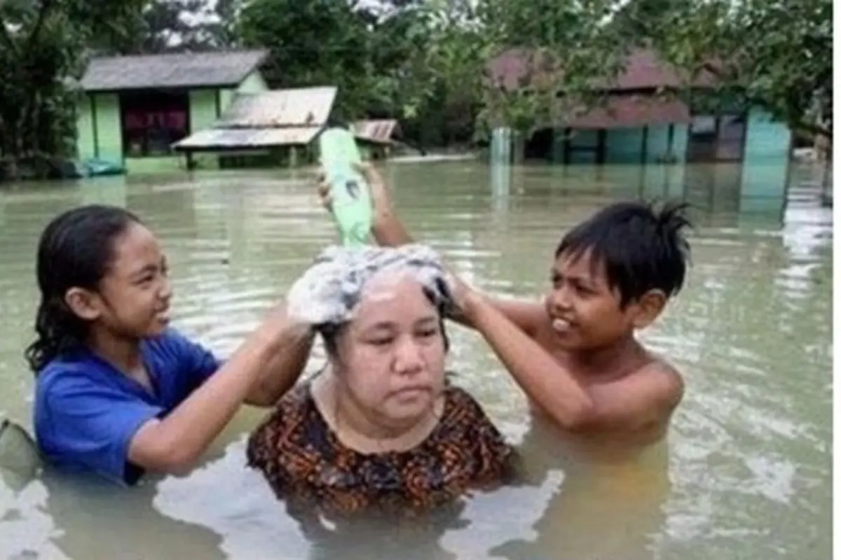 6 Kelakuan Emak-emak saat Banjir Ini Santainya Kelewatan