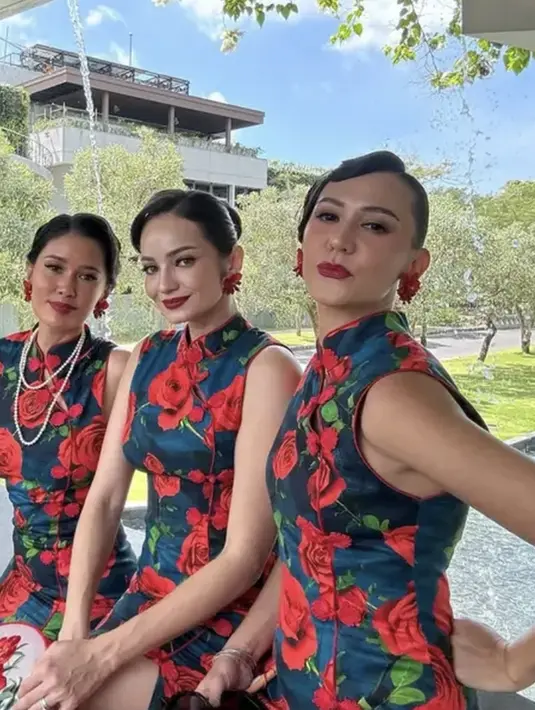 Dengna Cheongsam bernuansa navi serta motif mawar merah, gayanya begitu menakjubkan.  [Foto: Instagram/ Enzy Storia]