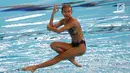 Perenang Artistik Indonesia menampilkan gerakan pada babak final nomor free routine Asian Games 2018 di Aquatic Center, Gelora Bung Karno, Jakarta, Rabu (29/8). Indonesia menurunkan dua tim perenang artistik. (Liputan6.com/Fery Pradolo)