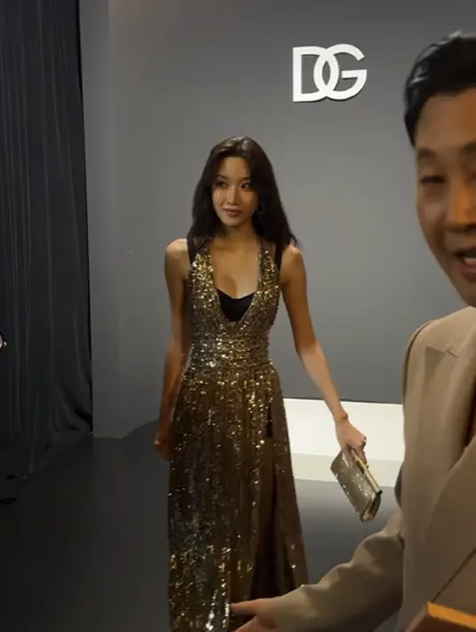 Aura bintang Moon Ga Young sukses mencuri perhatian saat tiba di lokasi fashion show Dolce & Gabbana [@m_kayoung]