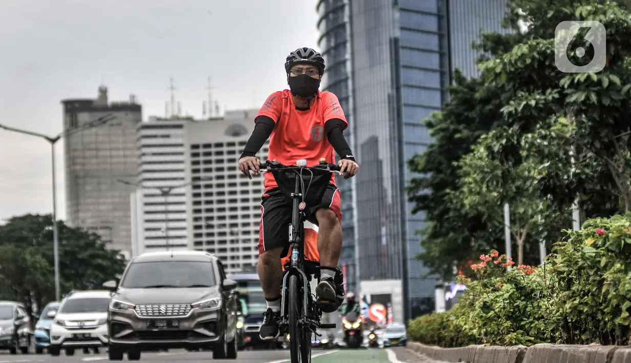 Pesepeda melintasi Jalan Jenderal Sudirman, Jakarta, Senin (18/1/2021). Selain pengetatan PSBB, peningkatan volume lalu lintas pesepeda di Ibu Kota terjadi seiring Penerapan Pembatasan Kegiatan Masyarakat (PPKM) Jawa-Bali. (merdeka.com/Iqbal S. Nugroho)