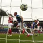 Bek Everton, Phil Jagielka, melakukan selebrasi usai mencetak gol ke gawang Arsenal, pada laga di Goodison Park, Minggu (7/4/2019).  (AFP / Oli Scarff)