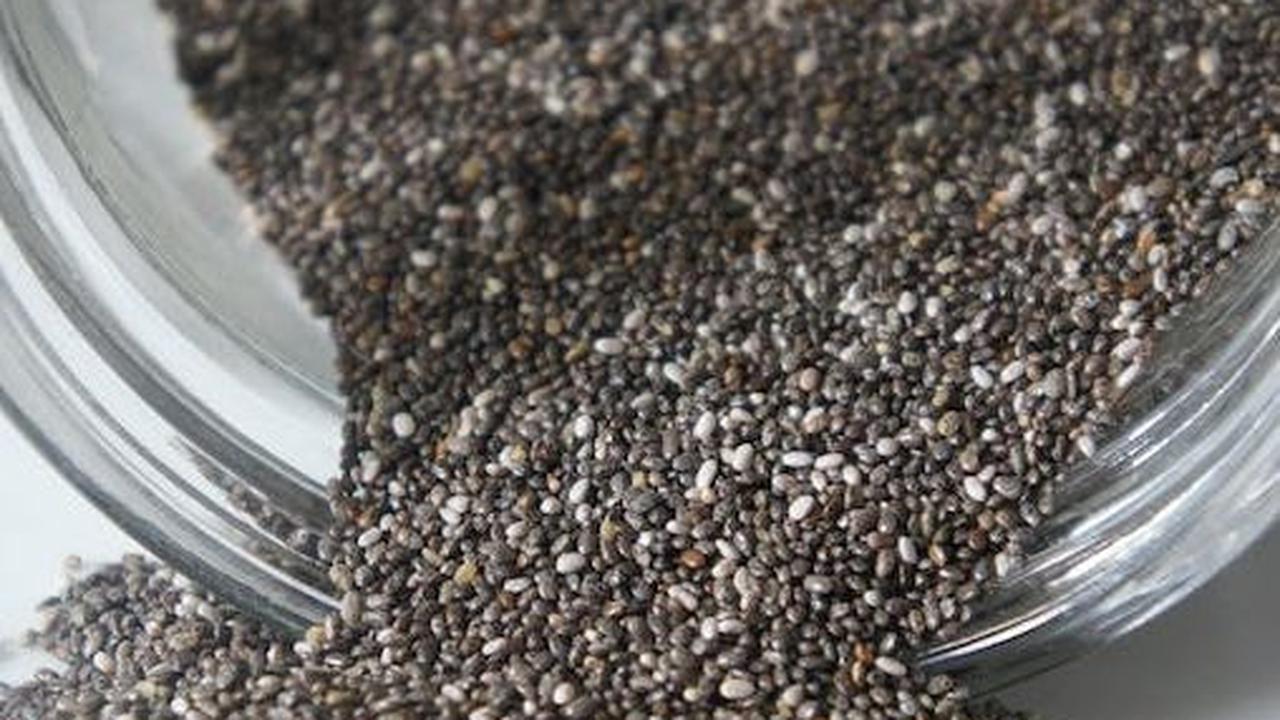 Chia seed, biji-bijian kecil yang telah dikenal luas oleh masyarakat, tidak hanya bermanfaat untuk menurunkan berat badan, tetapi juga memiliki sejumlah manfaat kesehatan lainnya.