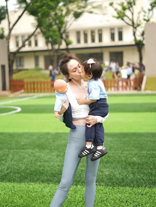 Seperti potret yang diunggahnya baru-baru ini. Perempuan 35 tahun itu tampil santai dengan sportswear nuansa warna putih dan abu-abu.  (Instagram/shandyaulia).