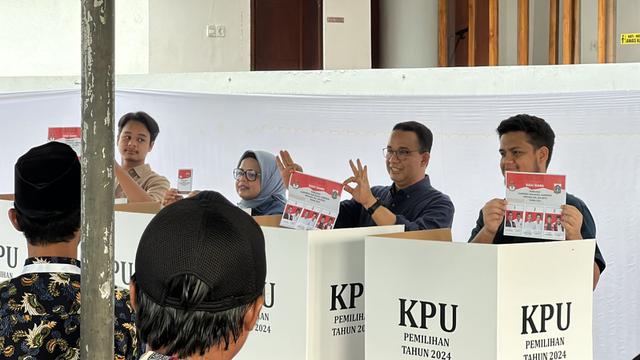 Mantan gubernur DKI Jakarta Anies Baswedan bersama keluarga menggunakan hak pilihnya di Pilkada Jakarta 2024.