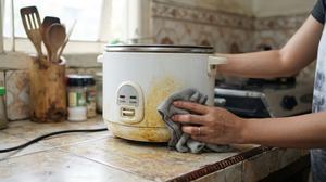 Cara Membersihkan Bagian Bawah Rice Cooker yang Menguning, Ikuti 7 Langkah Ini