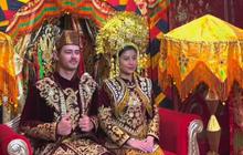8 Potret Awkarin dan Sang Pacar Abyakta Keliling Padang, Foto Pakai Baju Adat Bak Prewed