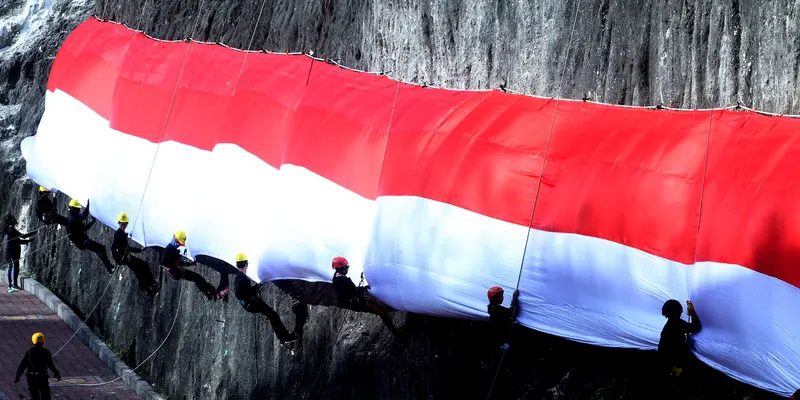 Semangat Merah Putih di Tebing Pantai Pandawa Bali