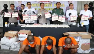 Polresta Mojokerto Kota mengamankan pelaku dan barang bukti pil dobel L. (Istimewa)
