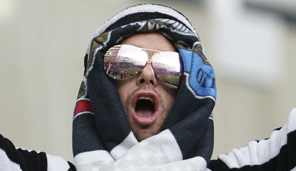 Penggemar Newcastle menunggu dimulainya pertandingan sepak bola Liga Premier Inggris antara Newcastle dan Tottenham Hotspur di St. James' Park di Newcastle, Inggris, Minggu 17 Oktober 2021. (AP/Jon Super)