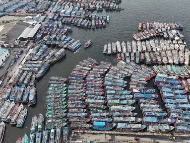 Foto udara memperlihatkan deretan perahu nelayan di pelabuhan Muara Angke, Jakarta. Kamis (10/7/2025). (merdeka.com/Arie Basuki)