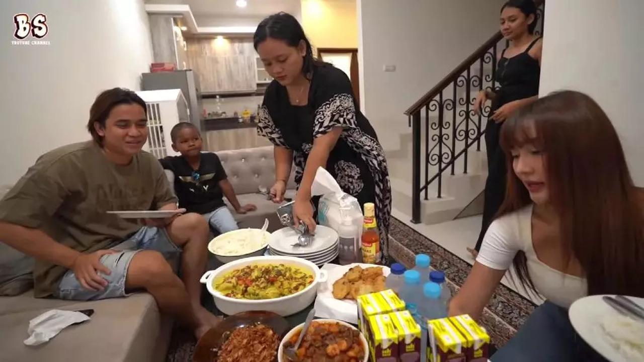 5 Potret Dapur Sederhana di Rumah Mewah Lucinta Luna, Pakai Kompor Sejuta Umat & Tak Ada Meja Makan