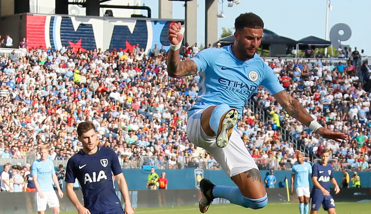 The Citizens menuntaskan proses transfer Walker pada Sabtu (14/7/2017). Pemain berusia 27 tahun itu dibeli City dari Tottenham Hotspur dengan banderol 50 juta poundsterling (Rp 870,58 miliar).  (Frederick Breedon/Getty Images/AFP)