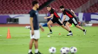Pemain Timnas Indonesia, Jay Idzes (tengah) dan Sandy Walsh saat latihan resmi menjelang laga putaran ketiga Grup C Kualifikasi Piala Dunia 2026 di Stadion Utama Gelora Bung Karno (SUGBK), Senayan, Jakarta, Senin (24/03/2025). (Bola.com/Bagaskara Lazuardi)
