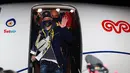 Gelandang Jerman, Mesut Ozil melambaikan tangan setibanya di Bandara Ataturk di Istanbul (18/1/2021). Ozil dihapus dari skuad Arsenal karena mengomentari perlakuan pemerintah Tiongkok terhadap masyarakat Muslim Uighur. (AFP/Fenerbahce.Org)