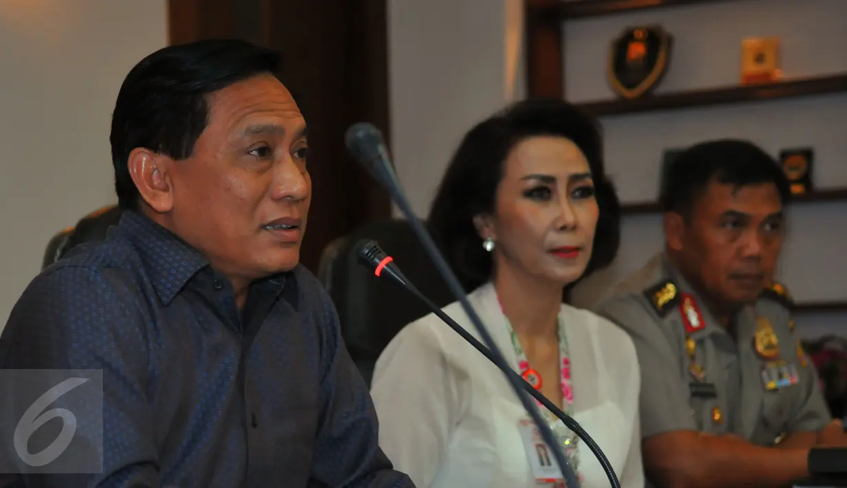 Ketua Panitia Seleksi Komjen Purn Imam Sudjarwo (kiri) memberikan keterangan pers di Kantor Kompolnas, Jakarta, Senin (15/2). ‎ Pansel Kompolnas mengumumkan memperpanjang pendaftaran calon anggota Kompolnas periode 2016-2020. (Liputan6.com/Faisal R Syam)