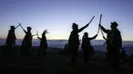 Anggota Powderkeg Morris Dancers menari di atas Windgather Rocks di High Peak di Derbyshire sebelum matahari terbit (1/5). Mereka melakukan tarian tahunan sebagai bagian dari festival Celtic kuno. (AFP Photo/Lindsey Parnaby)