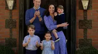 Nuansa biru mendominasi foto keluarga Pangeran William dan Kate Middleton. Tak perlu mengenakan banyak warna, namun nuansa warna ini berhasil ciptakan elegansi warna menjanjikan. [Foto: Instagram/Kensingtonroyals]