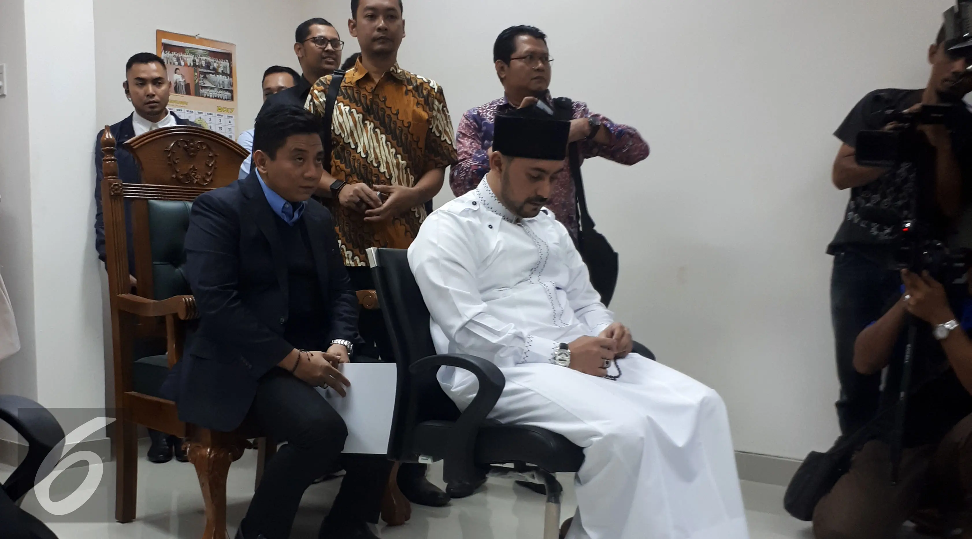 Ustaz Ahmad Alhabsyi tertunduk saat mengikuti sidang cerai perdananya bersama Putri Aisah Aminah. (Rizky Aditya Saputra/Liputan6.com)