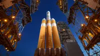 Roket NASA, United Launch Alliance Delta IV Heavy membawa pesawat Parker Solar Probe sebelum diluncurkan ke Matahari dari Frorida, Amerika Serikat, Sabtu (11/8). Pesawat luar angkasa tercepat ini akan mendekati Matahari. (Bill Ingalls/NASA via AP)