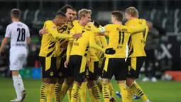 Para pemain Borussia Dortmund merayakan gol kedua yang dicetak striker Erling Braut Haaland (tengah) ke gawang Borussia Moenchengladbach dalam laga lanjutan Liga Jerman 2020/21 pekan ke-18 di Borussia Park, Jumat (22/1/2021). Dortmund kalah 2-4 dari Moenchengladbach. (AFP/Wolfgang Rattay/Pool)