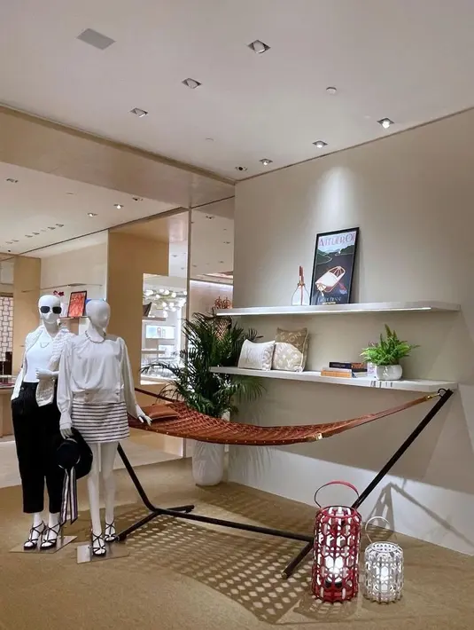 Intip Hammock karya Atelier Oï seharga Rp  675.000.000. Hammock ini terdiri dari anyaman kulit yang begitu kuat. Potongan-potongan panjang kulit Louis Vuitton yang dikembangkan secara khusus dijalin dalam pola yang spektakuler dan diperkuat dengan 786 paku keling berukir berlapis emas. Elegan dan nyaman, ini adalah tempat yang paling menarik untuk bersantai, di taman, di tepi kolam renang, atau bahkan di pantai.  / Foto dok: Louis Vuitton.