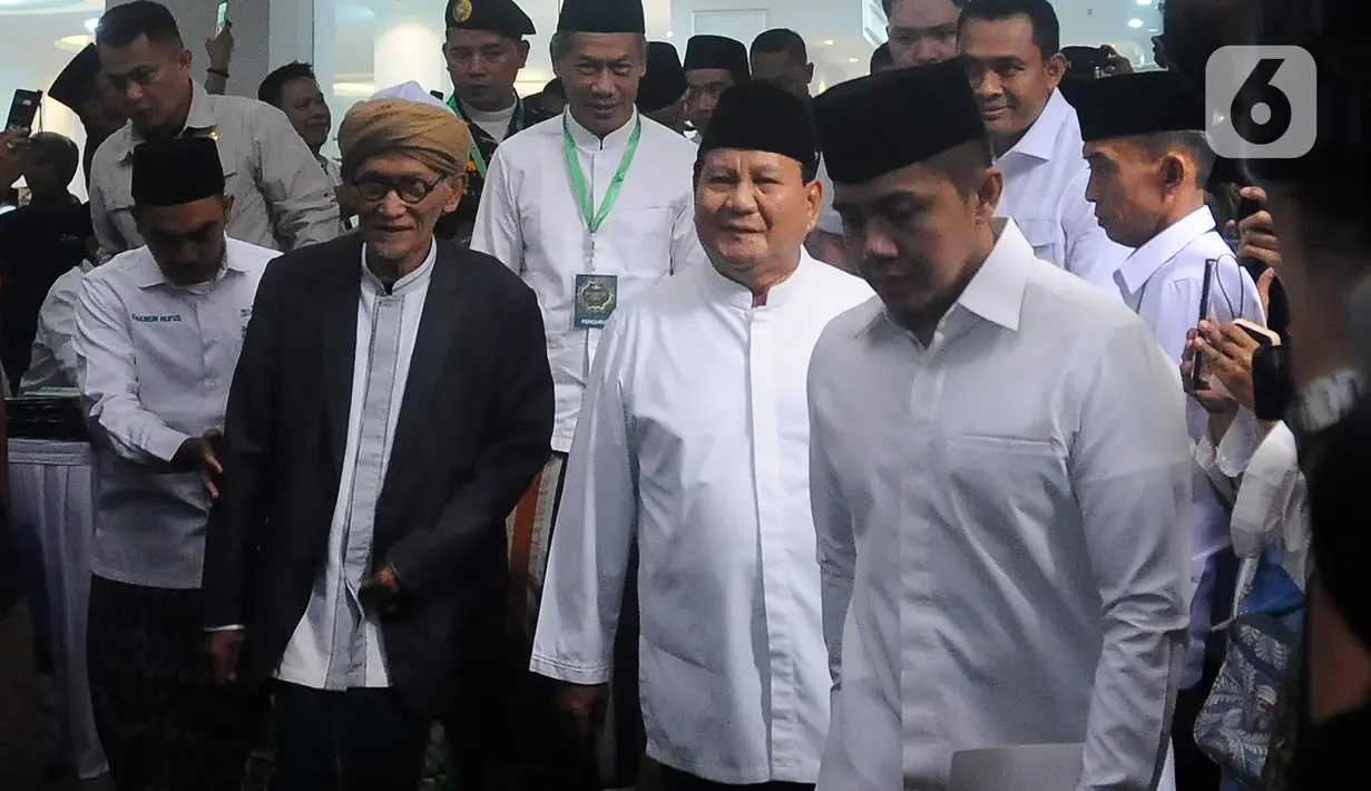 Presiden Terpilih Prabowo Subianto (kanan) berjalan bersama Rais Aam PBNU KH Miftachul Akhyar (kiri) saat menghadiri halalbihalal Pengurus Besar Nahdlatul Ulama (PBNU) di Kantor PBNU, Jakarta, Minggu (28/4/2024). (merdeka.com/Arie Basuki)