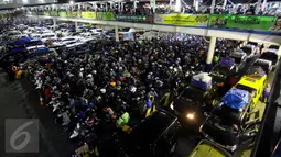 Pemudik menggunakan motor dan mobil antre memasuki kapal feri di Pelabuhan Merak, Banten, Rabu dinihari (15/7/2015) dinihari. H-2 pemudik mulai memadati kawasan Pelabuhan Merak untuk menyeberang ke Pelabuhan Bakauheni Lampung. (Liputan6.com/Johan Tallo) 