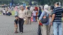 Mereka berwisata sambil melihat keindahan Monumen Nasional dan juga berswafoto. (Liputan6.com/Herman Zakharia)