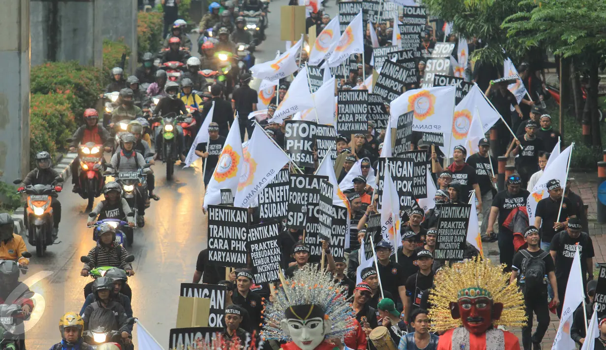 Dalam aksi tersebut mereka meminta manajemen untuk menghentikan pemutusan hubungan kerja (PHK) massal, Jakarta, Jumat (28/10). Serikat pekerja menolak alasan manajemen yang mem-PHK dengan tujuan tranformasi. (Liputan6.com/Angga Yuniar)