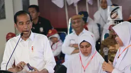 Presiden Joko Widodo atau Jokowi berdialog dengan salah satu siswa penerima Kartu Indonesia Pintar (KIP) di Gorontalo, Jumat (1/3). Jokowi mengingatkan beasiswa tersebut harus digunakan untuk pendidikan. (Liputan6.com/Arfandi Ibrahim)