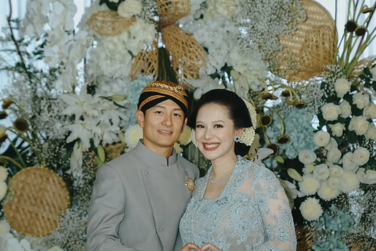 Pesona Cantik Natural Athina, Istri Rio Haryanto di Momen Mitoni dengan Peach Nude Makeup