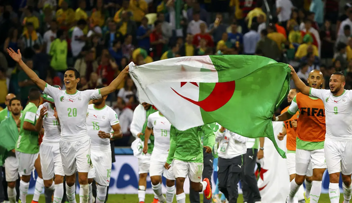 Timnas Aljazair sukses melaju ke babak 16 besar Piala Dunia 2014 usai mengimbangi Rusia 1-1 di Stadion Baixada, Curitiba, Brasil, (27/6/2014). (REUTERS/Damir Sagolj)