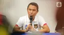 Sekretaris Jenderal PSSI Yunus Nusi menyampaikan keterangan pers terkait tragedi kerusuhan Stadion Kanjuruhan Malang di Stadion Madya, Jakarta, Minggu (2/10/2022). Selain denda, PSSI juga akan memberikan sanksi tidak bisa menjadi tuan rumah dalam beberapa laga. (Liputan6.com/Faizal Fanani)