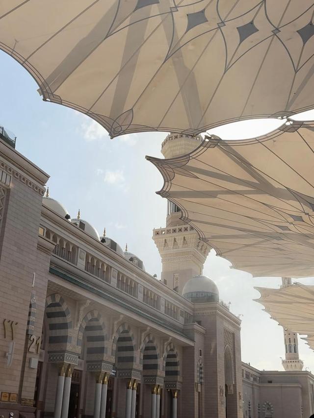 6 Potret Pangeran Mateen dan Anisha Rosnah Jalani Umrah Perdana