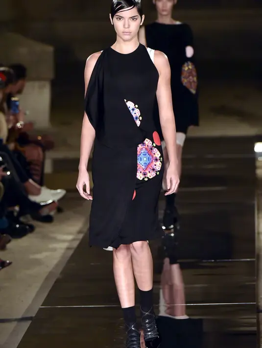 Ikut trauma dengan kejadian yang menimpa Kim, Kardashian bersaudara itu akan membatalkan semua acara yang sudah terjadwal sebelumnya. Termasuk Kanye West yang mengubah jadwal Saint Pablo tour nya. (AFP/Bintang.com)