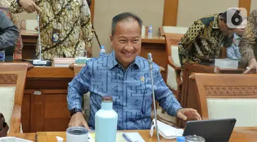 Menteri Perindustrian Agus Gumiwang Kartasasmita bersiap mengikuti rapat kerja dengan komisi VII DPR RI di Jakarta, Rabu (7/12/2022). Dalam rapat kerja tersebut membahas Realisasi Anggaran triwulan III TA 2022,Strategi peningkatan daya saing industri pembangunan kapal dan kedirgantaraan di dalam negeri, Pengembangan Industri Farmasi, Industri Alat Kesehatan, dan Industri Elektronika, Kebijakan percepatan kendaraan listrik dan industri baterai di Indonesia, dan Hasil G20 sektor Perindustrian. (Liputan6.com/Angga Yuniar)