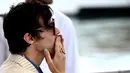 Harry Styles tiba di dermaga Hotel Excelsior selama Venice Film Festival 2022 ke-79 di Venesia, Italia (5/9/2022). Harry Styles datang bersama pasangannya Olivia Wilde yan datang secara terpisah ke acara tersebut. (AFP/Marco Bertorello)