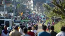 Ribuan orang berjalan memasuki Kota Marawi, Mindanao, Filipina, Minggu (1/4). Pihak berwenang mengizinkan warga mengunjungi rumah mereka yang hancur di area pertempuran militer Filipina dengan militan ISIS. (TED ALJIBE/AFP)